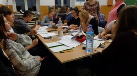 Matematyka nocą i na wesoło LIFESTYLE, Media - „Noc matematycznych atrakcji” – na taki pomysł nietypowego spotkania, połączonego z nauką matematyki na wesoło wpadli uczniowie i nauczyciele Zespołu Szkół Społecznych STO przy Fabrycznej.