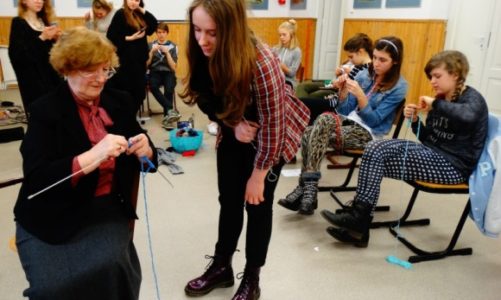 Robótki ręczne ćwiczą mózg. Szkolne zajęcia z szydlingu