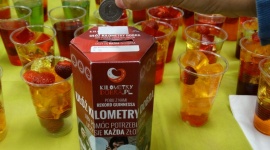 Wolonatriusze z Białegostoku w akcji Kilometry Dobra. LIFESTYLE, Media - Zbierają złotówki do puszek, organizują kiermasze ze zdrową żywnością i ciastami, by w finale nakleić monety na taśmie. Uczniowie Zespołu Szkół Społecznych STO przy Fabrycznej włączyli się do akcji Kilometry Dobra.