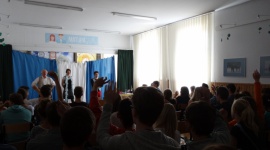 Być jak Sherlock Holmes. Teatralne lekcje angielskiego w Białymstoku LIFESTYLE, Media - Nauka angielskiego może być emocjonująca, zabawna, a przy tym skuteczna. Przekonali się o tym uczniowie Zespołu Szkół Społecznych STO przy Fabrycznej, którzy wzięli udział w przedstawieniu edukacyjnego teatru The Bear.