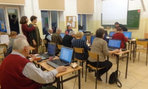 Uczniowie uczą seniorów. Akcja „Profesor wnuczek” w Białymstoku