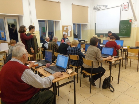 Uczniowie uczą seniorów. Akcja „Profesor wnuczek” w Białymstoku