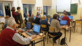 Uczniowie uczą seniorów. Akcja „Profesor wnuczek” w Białymstoku LIFESTYLE, Media - Zespół Szkół Społecznych STO przy Fabrycznej jest jedyną białostocką szkołą, która włączyła się w ogólnopolską akcję edukacyjną „Profesor wnuczek”. To bezpłatne zajęcia komputerowe dla seniorów, prowadzone przez uczniów pod okiem nauczyciela informatyki.