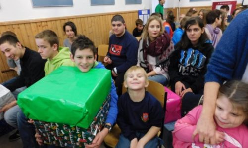 Wspólne kolędowanie i prezenty. Białostoccy uczniowie wspierają.