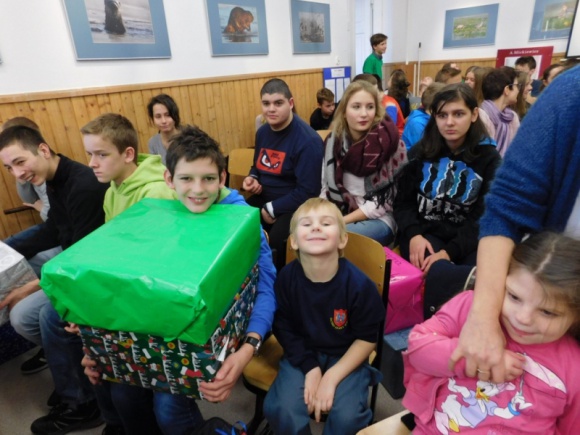 Wspólne kolędowanie i prezenty. Białostoccy uczniowie wspierają.