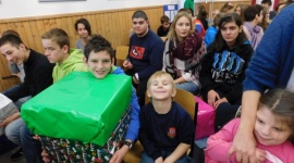 Wspólne kolędowanie i prezenty. Białostoccy uczniowie wspierają. LIFESTYLE, Media - Dwadzieścia ogromnych paczek wręczyli uczniowie Zespołu Szkół Społecznych STO niepełnosprawnym dzieciom ze Specjalnego Ośrodka Szkolno-Wychowawczego w Białymstoku.