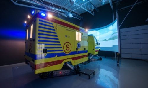Wypróbuj swoich sił jako kierowca symulatora ambulansu.