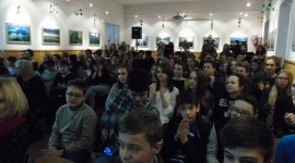 Sezon na pomoc. Szkoła przygotowała paczki dzieciom specjalnej troski LIFESTYLE, Media - Kilkanaście ogromnych paczek wręczyli uczniowie i nauczyciele Zespołu Szkół Społecznych Fundacji Edukacji „Fabryczna10” niepełnosprawnym dzieciom. Było też coś dla ducha – spektakl komediowy w wykonaniu licealistów.