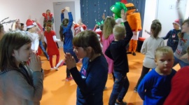Szkolne Mikołajki ze Zdrowym Kieszonkowym LIFESTYLE, Media - Zabawy, konkursy, tańce – tak wyglądało mikołajkowe przedpołudnie w Społecznej Szkole Podstawowej nr 4 w Białymstoku. Imprezę rozkręcili Bona i Karoto-bohaterowie projektu Zdrowe Kieszonkowe.
