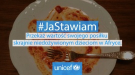 Nietypowa akcja UNICEF Polska zwraca uwagę na ważny problem LIFESTYLE, Media - Dlaczego na portalach społecznościowych pojawia się coraz więcej zdjęć pustych talerzy opatrzonych hashtagiem #JaStawiam? Angażując internautów w ten nietypowy sposób UNICEF Polska zwraca uwagę na problem niedożywionych dzieci w południowej i wschodniej Afryce.