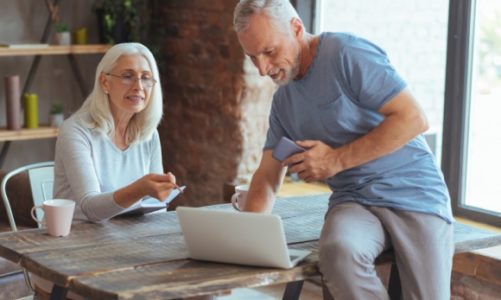 Co babcia i dziadek robią na Facebooku? Zobacz, jakie treści lajkują seniorzy