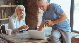 Co babcia i dziadek robią na Facebooku? Zobacz, jakie treści lajkują seniorzy LIFESTYLE, Media - Internauci po 65. roku życia spędzają coraz więcej czasu w mediach społecznościowych. Nie tylko szukają kontaktu z bliskimi, ale też konsumują treści związane z ich zainteresowaniami.