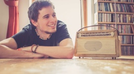 Dlaczego radio w Polsce jest wciąż tak popularne? LIFESTYLE, Media - Wydawać by się mogło, że w dobie Internetu, który pozwala jego użytkownikom na dokładną selekcję i personalizację docierających do nich treści, medium takie jak radio powinno znacznie tracić na popularności. Badania KRRiT pokazują, że radia słucha około 3/4 Polaków.