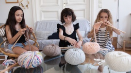 WE ARE KNITTERS - Moda oczami dziecka LIFESTYLE, Media - Dziecięca moda daje nieskończoną ilość możliwości. Jeśli pragniesz, aby Twoje dziecko zawsze wyglądało modnie i stylowo, a przy okazji czerpało radość i satysfakcję z własnoręcznie wykonywanych dodatków koniecznie zapoznaj się z bogatą ofertą WE ARE KNITTERS.