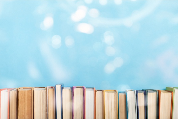 Podróż po Polsce śladami bohaterów książek LIFESTYLE, Książka - Wakacje to idealny czas na nadgonienie literackich zaległości. Oddając się przyjemności czytania, możemy przenosić się w miejsca, które często istnieją nie tylko na kartach książek.