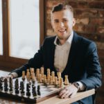 SZACHY W ROLI GŁÓWNEJ, CZYLI „GAMBIT KRÓLOWEJ” OCZAMI SZACHISTY