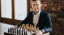 SZACHY W ROLI GŁÓWNEJ, CZYLI „GAMBIT KRÓLOWEJ” OCZAMI SZACHISTY LIFESTYLE, Media - Filmy, jak i seriale cieszą się coraz większą popularnością, szczególnie te tworzone dla czołowych telewizji internetowych. Ostatnie tygodnie to niekończący się zachwyt nad nowym serialem – „Gambit Królowej”, w którym główną rolę odgrywa królewska gra, czyli szachy.